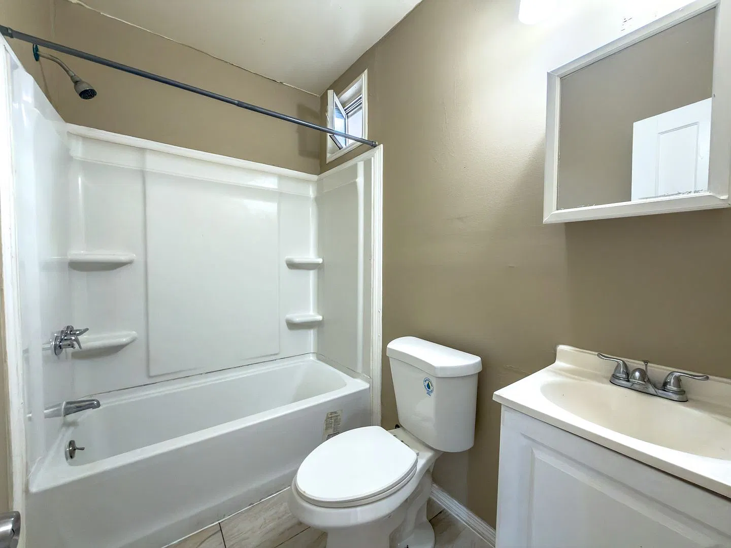 Spacious 5-Bedroom House w/ 2 Kitchens, 2 Full Baths & Off-Street Parking Available NOW! — Photo 3