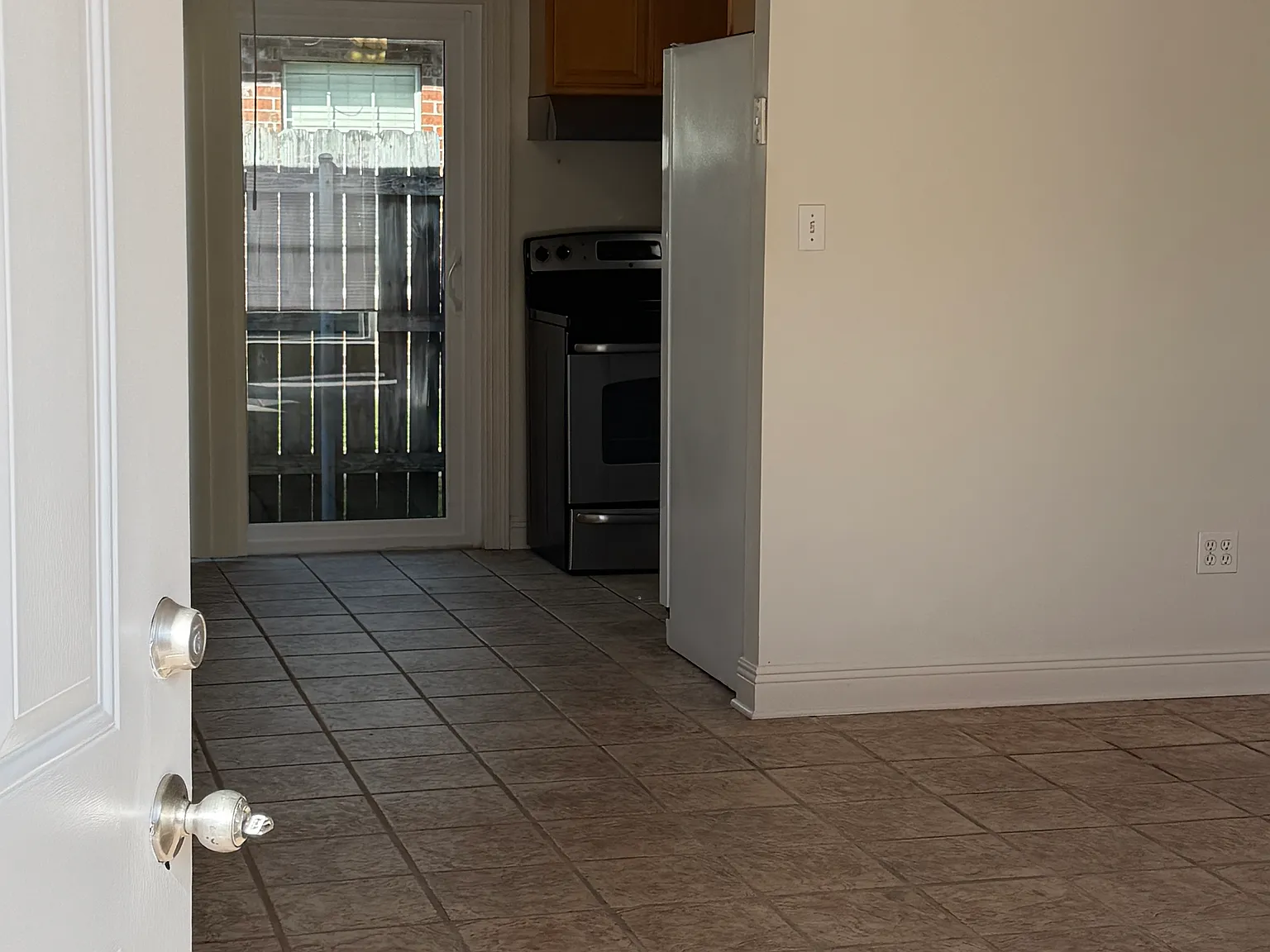 2 bed, 1250 sqft, $1,425 — Photo 2