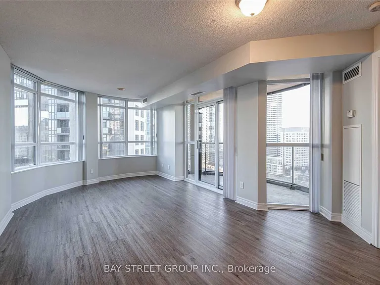 310 Burnhamthorpe Rd W #1913 — Photo 3