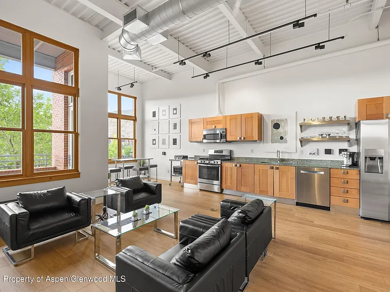 231 Robinson St #218 — Photo 6