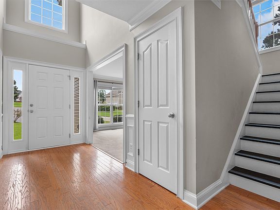 4th image of 108 Caprice Ct