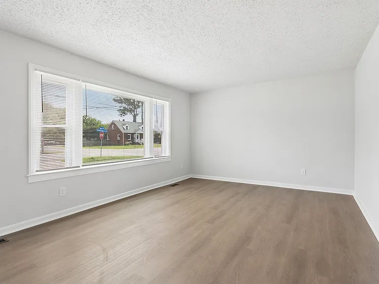 1815 Canterbury Rd — Photo 5