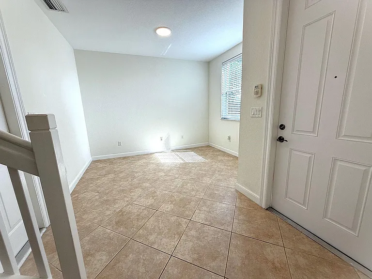 960 Millbrae Ct #4 — Photo 3