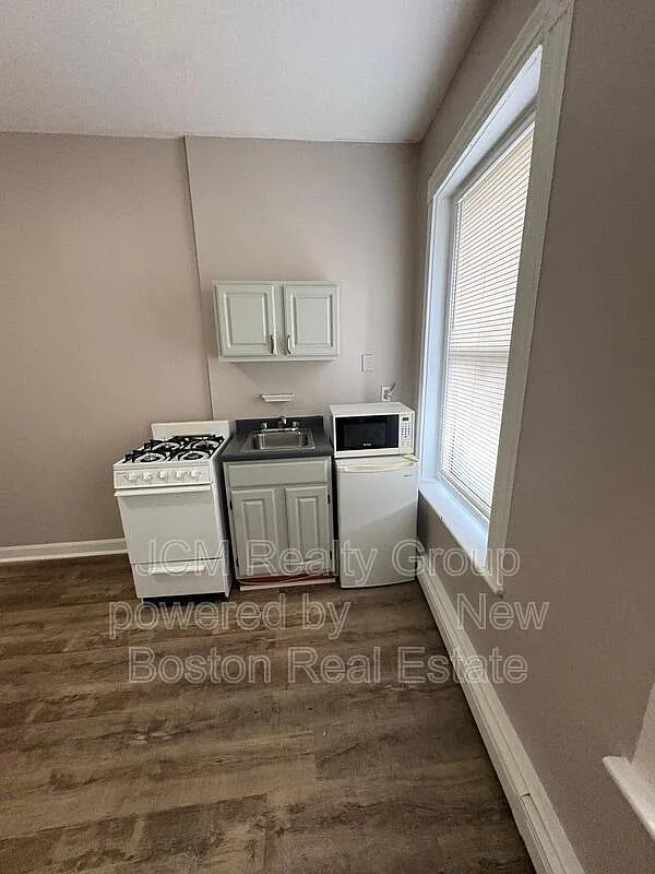 Studio, 1.0 bath, 400 sqft, $880 — Photo 3