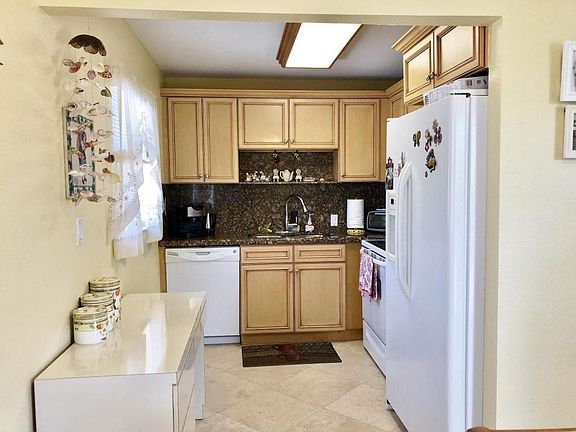 3rd image of 217 Brittany E