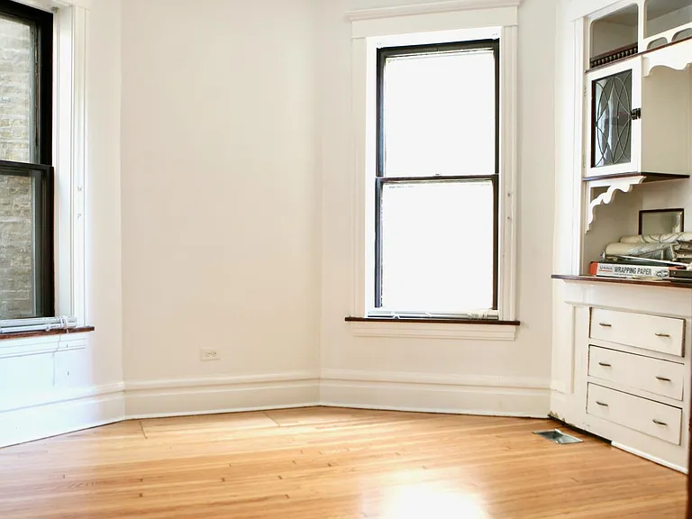 2053 W Montrose Ave #1 — Photo 6