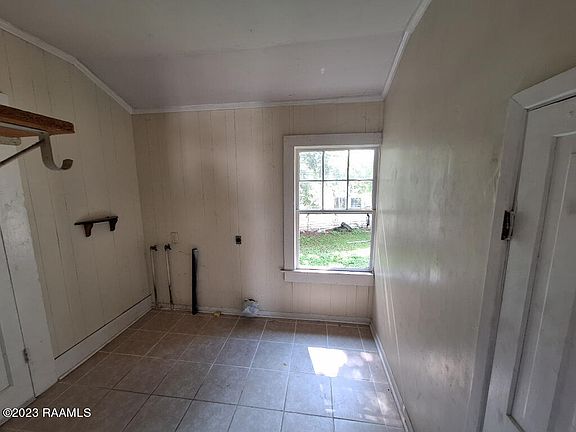 5th image of 213 Bank Ave