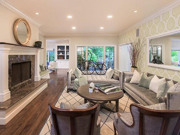 4th image of 2074 N Beverly Dr
