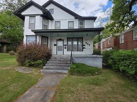 1008 Kavanaugh Blvd