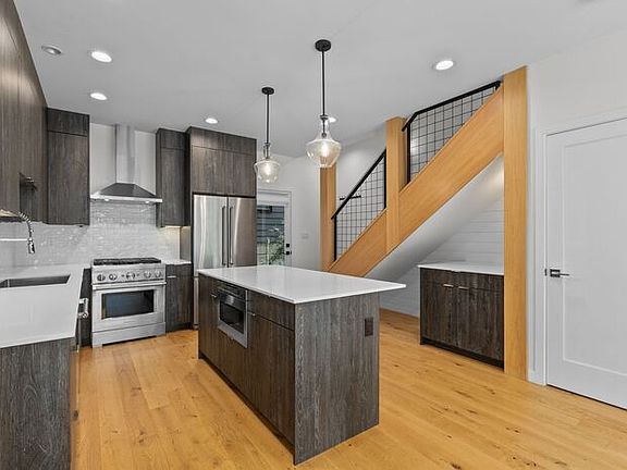 2nd image of 2364 Franklin Ave E #B