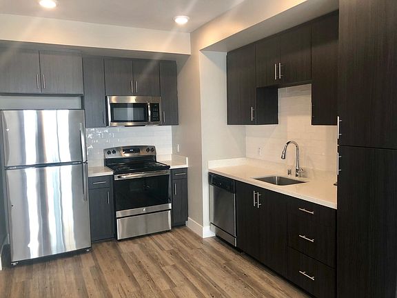 5th image of 445 W Elm St #504