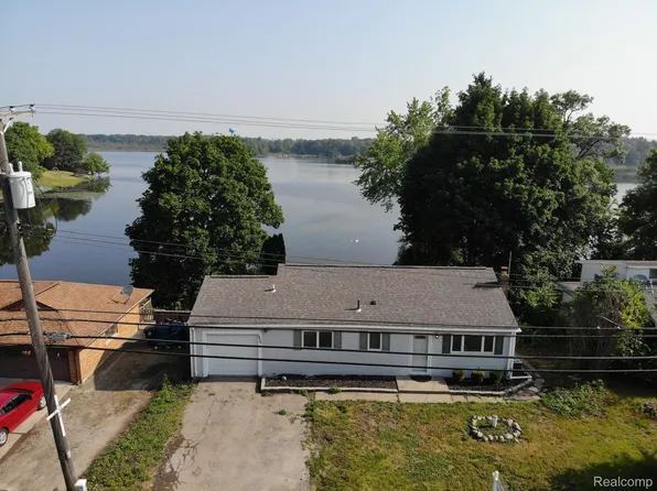 456 Indianwood Rd N, Lake Orion, MI 48362