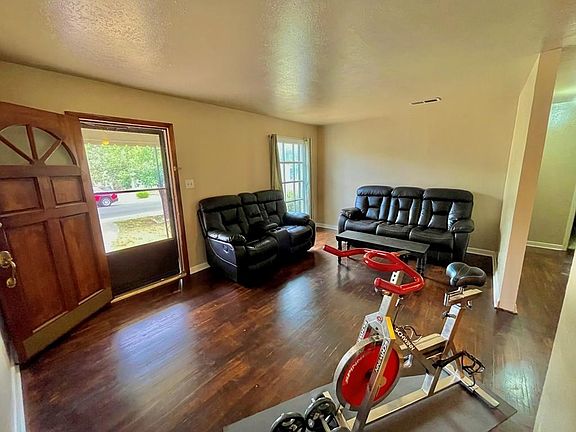 2nd image of 421 Dallas St
