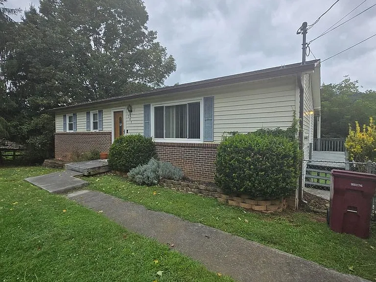 1301 Cobblestone Ct — Photo 4