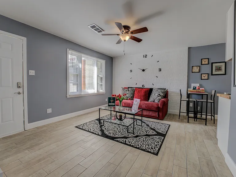 1050 N Pkwy #105 — Photo 17