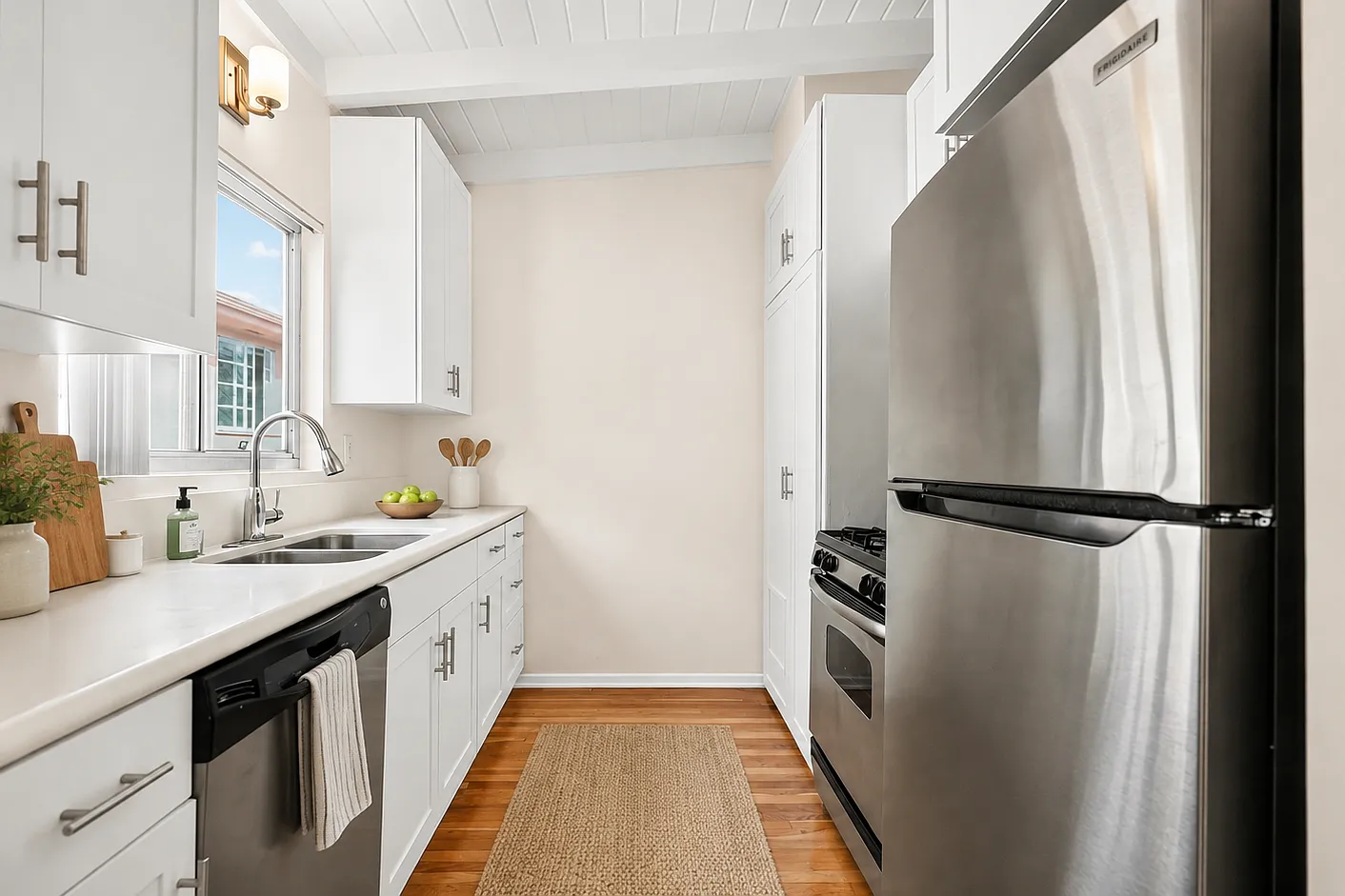 608 San Vicente Blvd — Photo 2