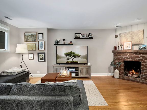 3rd image of 549 W Belden Ave APT Gfe