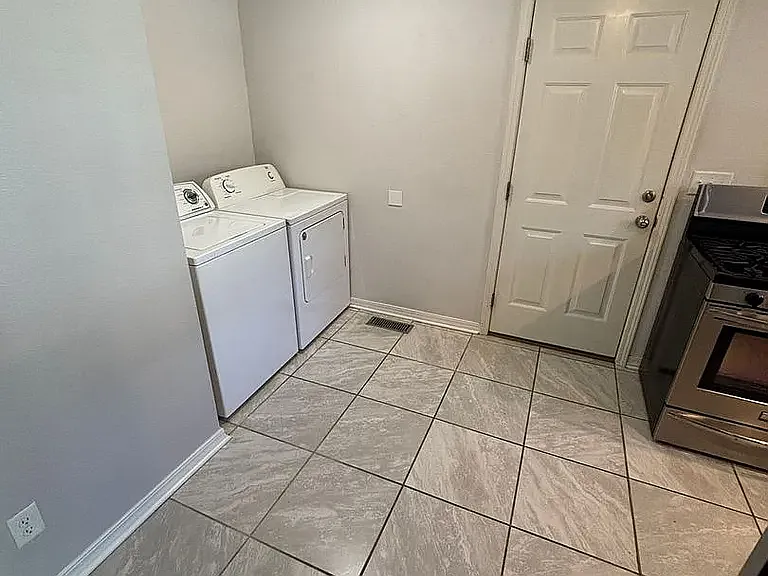 995 W Hickory St — Photo 5