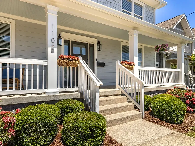 1102 Caldwell Ave — Photo 2