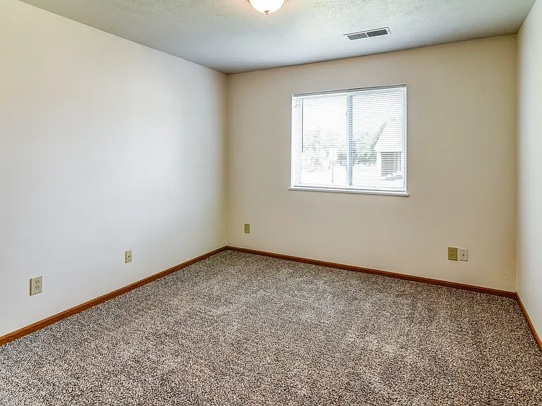 Thorn-Barry Apartments — Photo 15