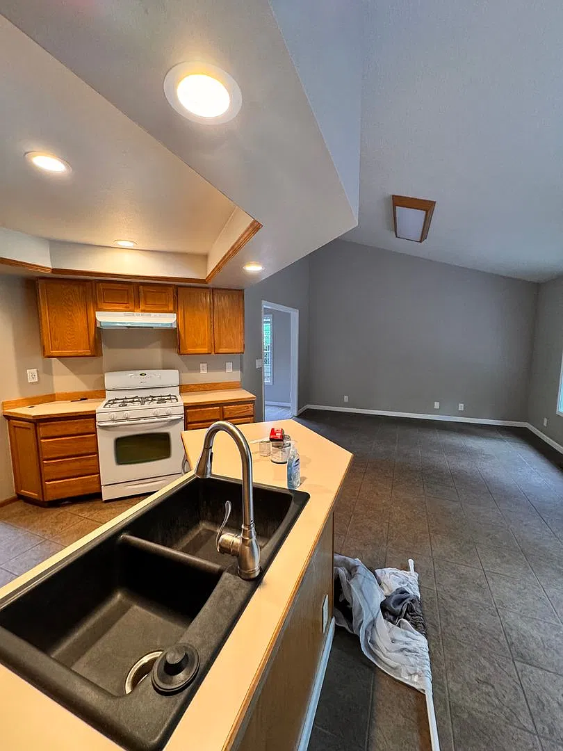 Hucrest 3 bedroom 2 bath home with garage — Photo 4