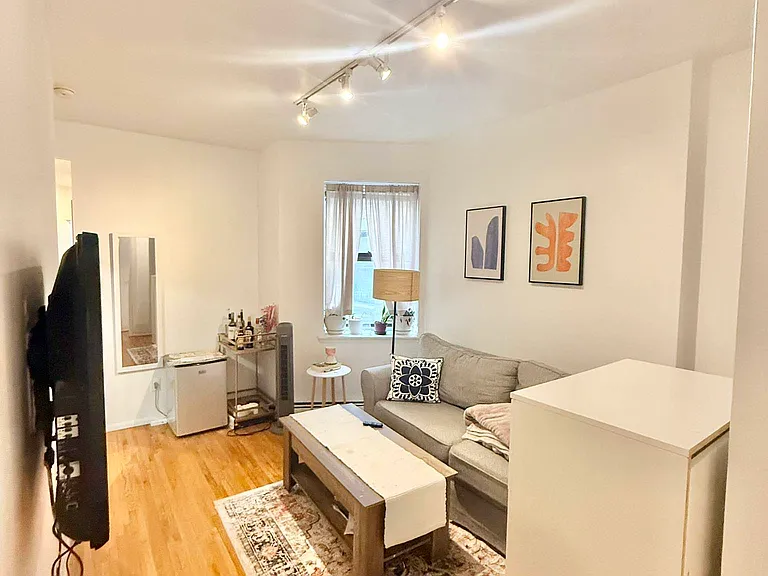 415 W 52nd St #3B — Photo 5
