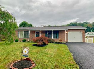 4 Hummingbird Ln, Lewistown, PA 17044