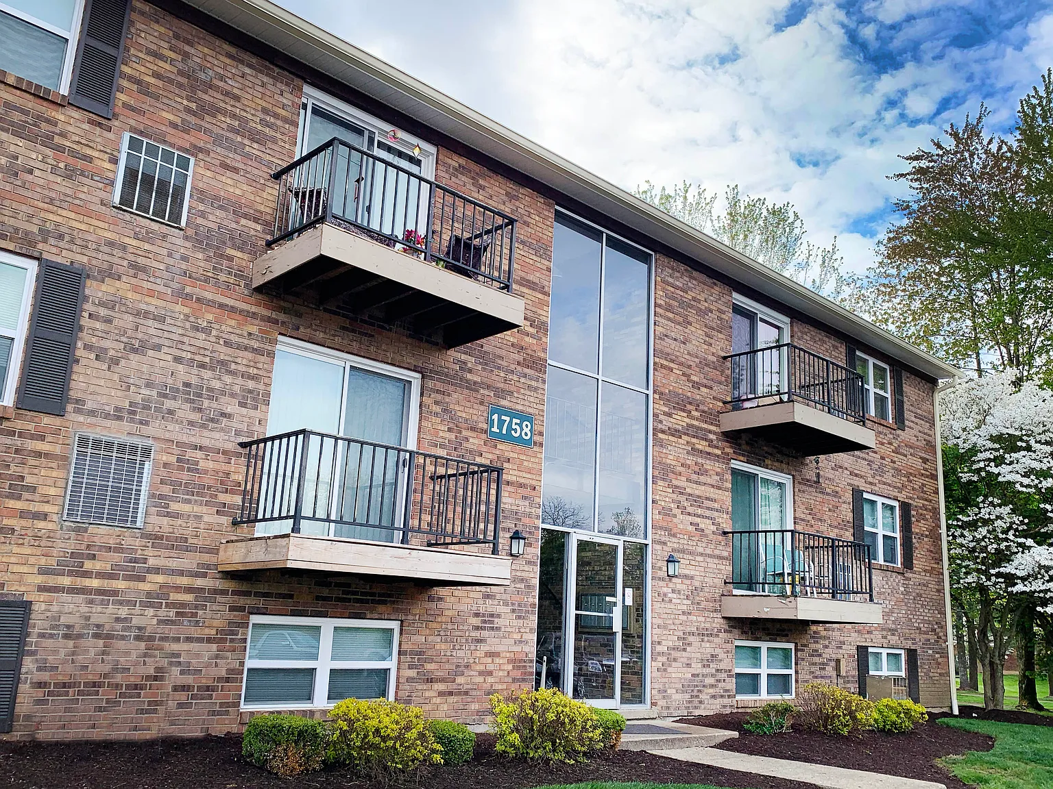 Crown Crossing Apartments — Photo 1