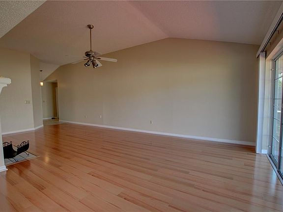 3rd image of 548 Holbrook Cir