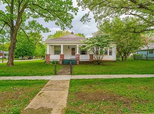 228 10th St, Lincoln, IL 62656