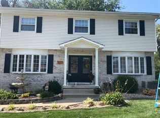 4900 Paris Dr, Godfrey, IL