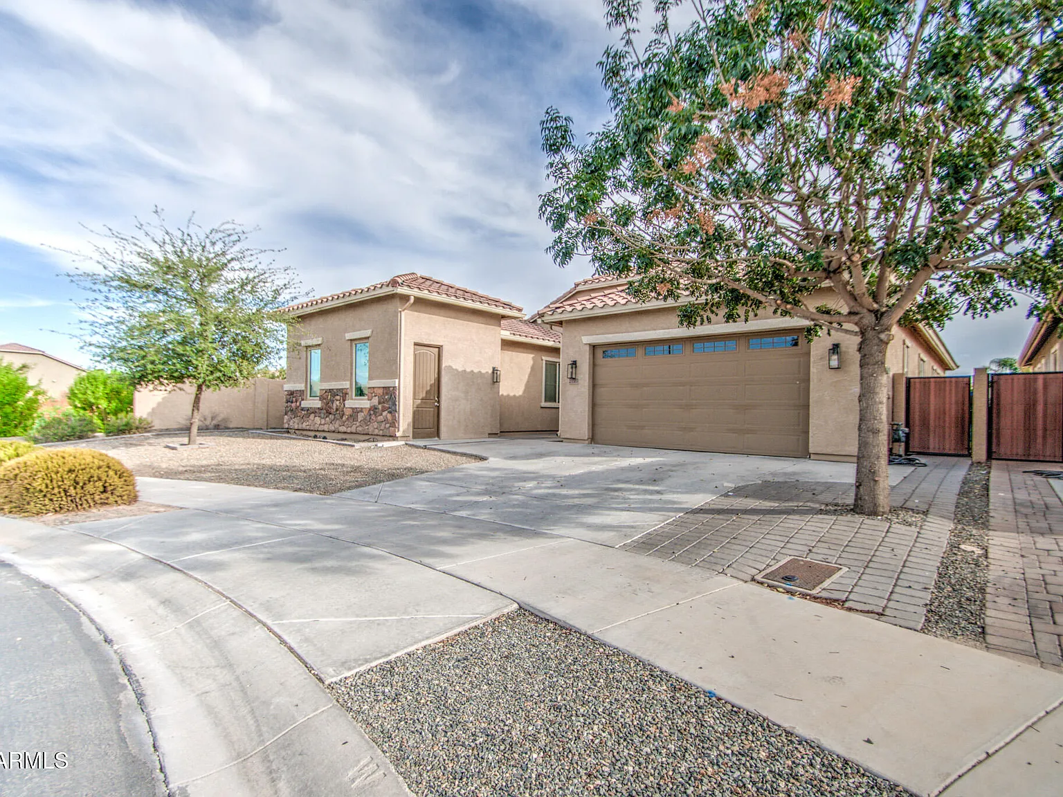 3 bed, 2.0 bath, 2582 sqft, $2,400 — Photo 2