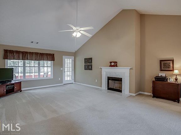 5th image of 19 Blue Grass Dr
