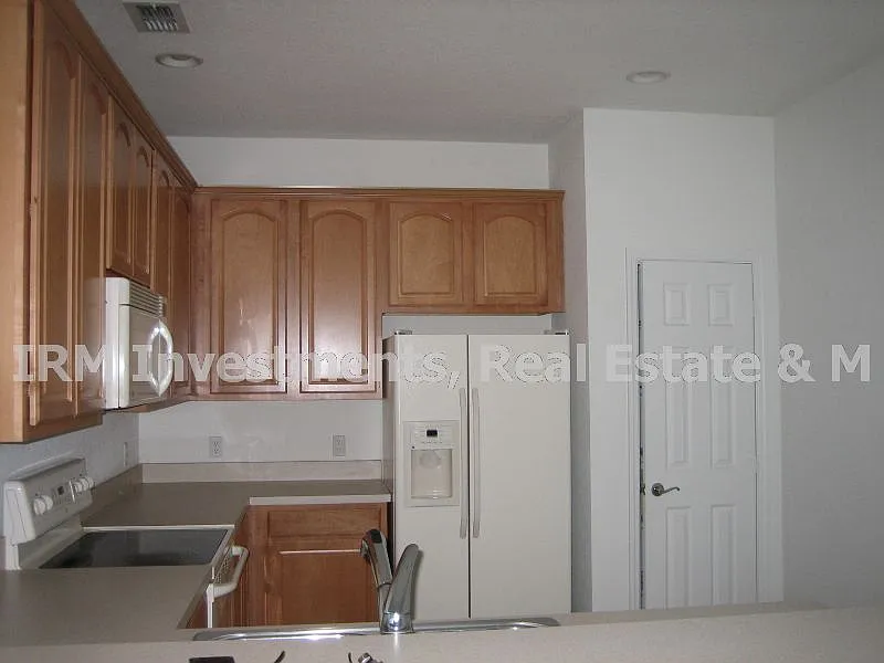 2 bedrooms 2.5 bathrooms / Loft / 2 car garage Townhome — Photo 3