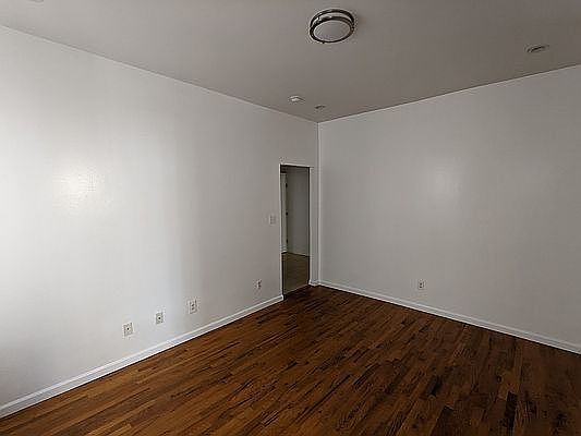 3rd image of 581 Bradford St APT 1R