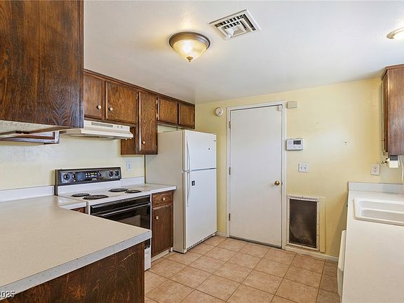 3rd image of 3501 Venice Dr