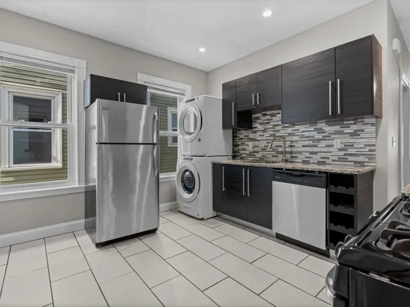 35 Harbor View St #3, Boston, MA 02125