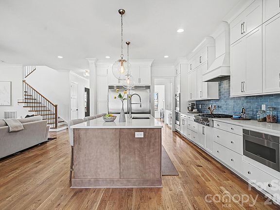 3rd image of 2852 Dorchester Pl