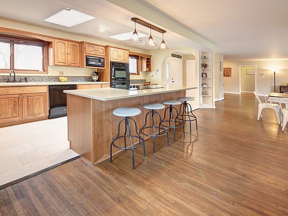 All kitchen appliances stay!