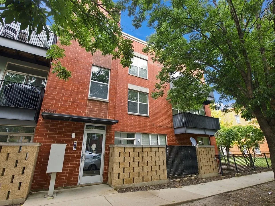 2220 W Maypole Ave #202