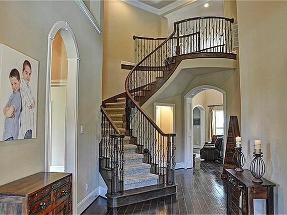3rd image of 7 N Fair Manor Cir