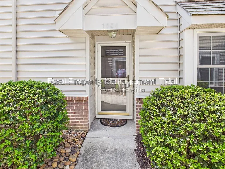 1006 Hanson Way — Photo 2