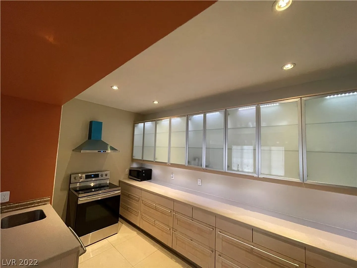 Modern Single-Level Living with Gourmet Kitchen! — Photo 4