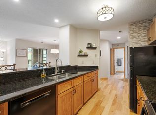 6020 Chasewood Pkwy APT 101, Minnetonka, MN 55343