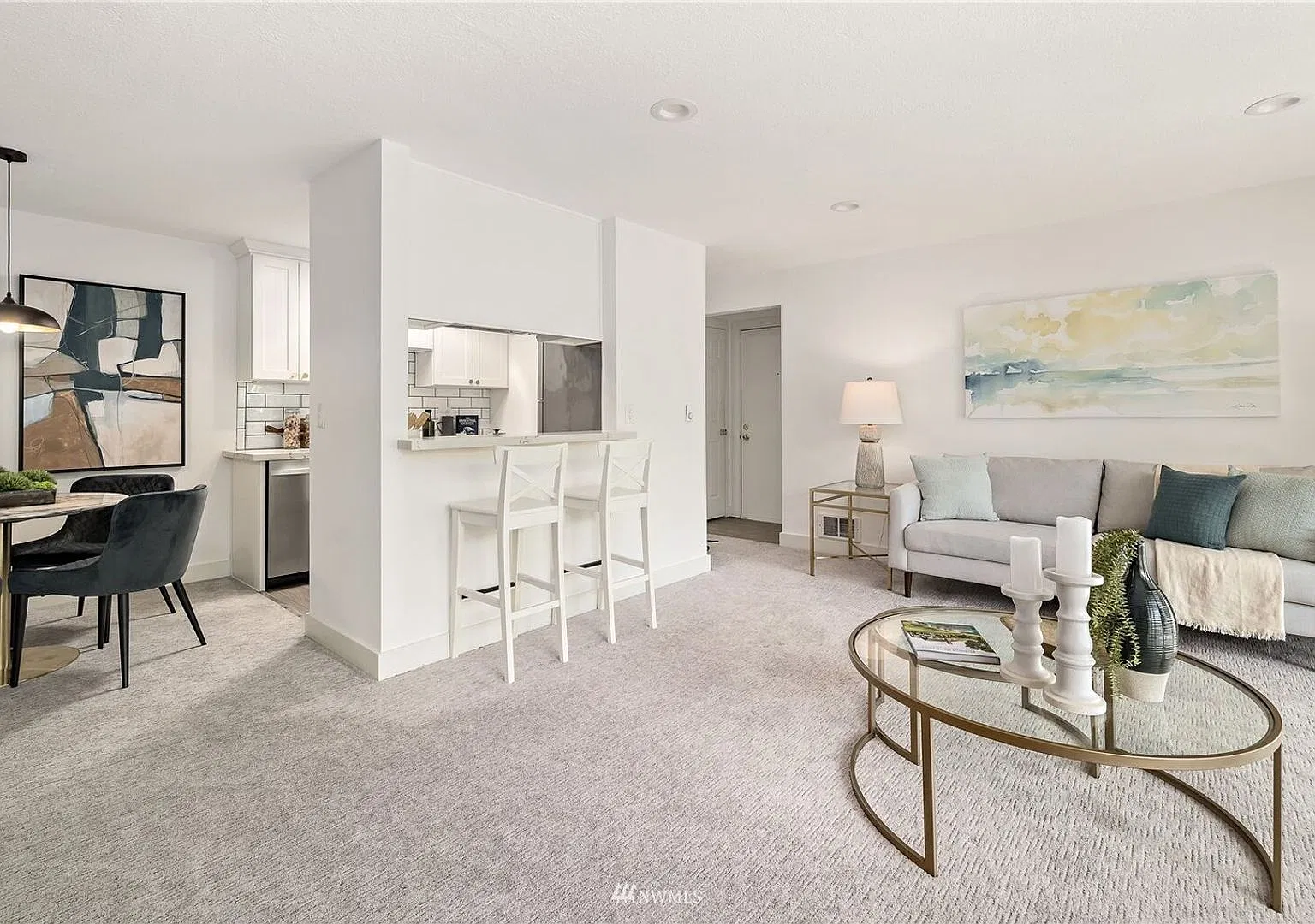 Fabulous City Living- Top Floor One Bedroom Condo-With Parking — Photo 4