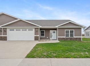 265 Meadow Brook Trl, Manchester, IA 52057