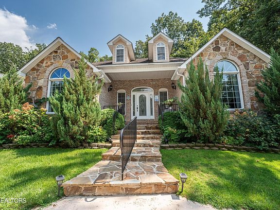 2nd image of 31 Oakcrest Ct