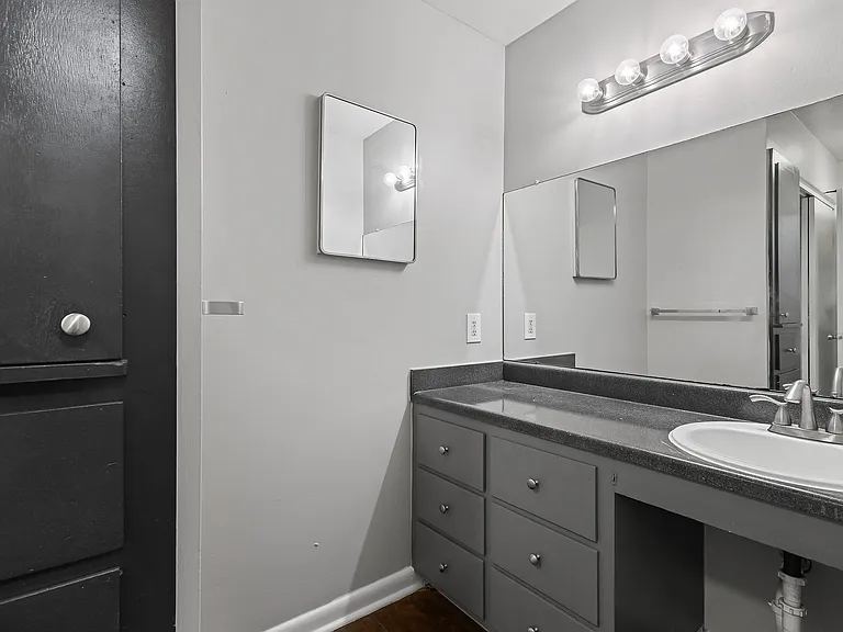 Admiral Apartments — Photo 23