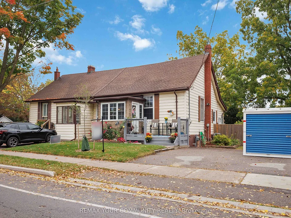 318 Mary St W