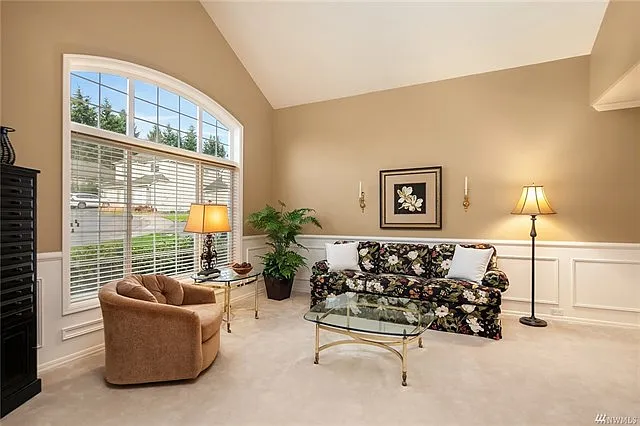 4 bed, 2570 sqft, $4,700 — Photo 2